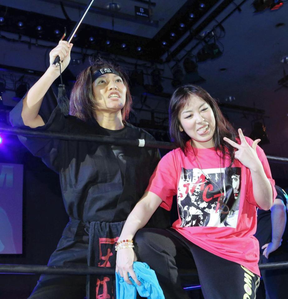 木村響子のセコンドについた欠場中の安川悪斗（右）