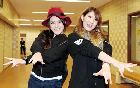 　新日本プロレスを応援するプロレス女子たち