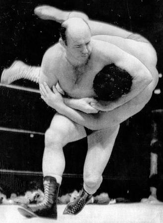 ＡＷＡ世界ヘビー級選手権でストロング小林の挑戦を退けるバーン・ガニア＝１９７０年２月