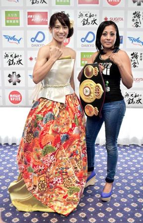 　美しい着物ドレスで会見した好川（左）と王者オルティス