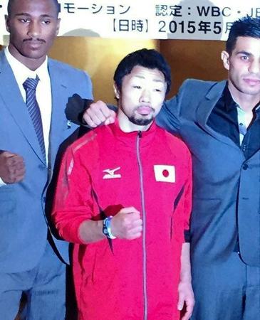 再起戦へ意気込む八重樫東（中央）