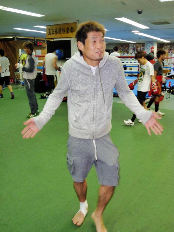 　痛む右足首に包帯を巻きながら、おどけて見せた長谷川