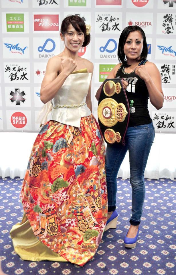 　美しい着物ドレスで会見した好川（左）と王者オルティス