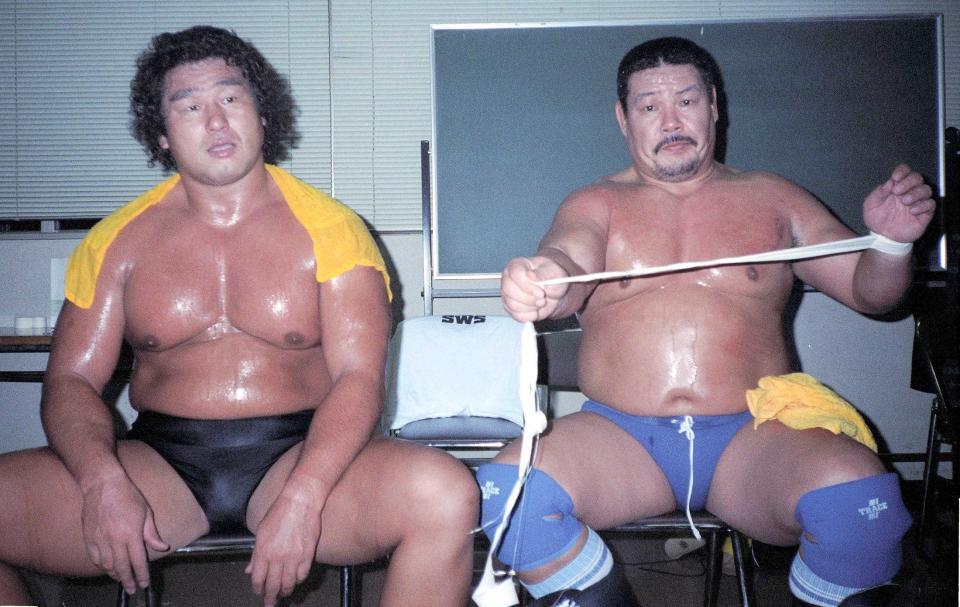 　試合後、控え室で天龍源一郎（左）と取材に応じる＝９２年１月