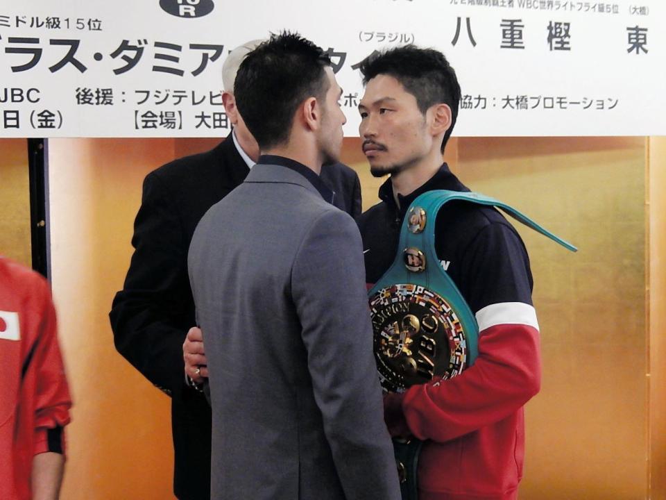 王者・三浦（右）とディブがフェイスオフ