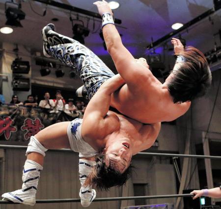 　ＨＡＲＡＳＨＩＭＡ（上）にジャーマンスープレックスを決める飯伏幸太