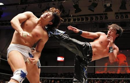 　飯伏幸太（左）の後頭部に強烈なキックを決めるＨＡＲＡＳＨＩＭＡ