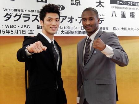 　健闘を誓い合う村田諒太（左）とアタイジ