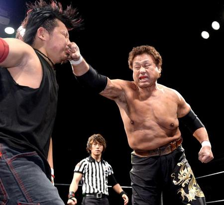 拳剛（左）にパンチを見舞う天龍