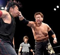 拳剛（左）にパンチを見舞う天龍