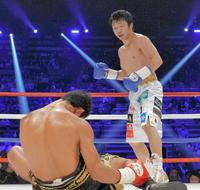 ２回、ソンセンレック・ポースワンジムを右フックでマットに沈め、ＴＫＯ勝ちした八重樫東＝東京・大田区体育館（撮影・堀内翔）