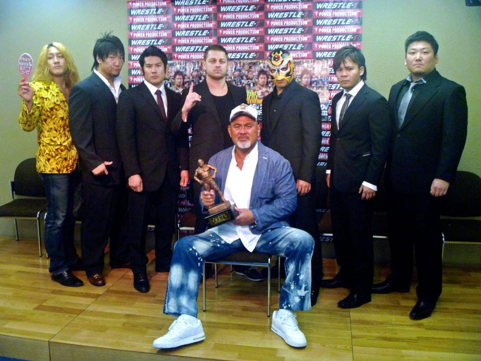 　「ＲＯＡＤ　ＴＯ　ＫＥＩＪＩ　ＭＵＴＯ」開催会見に出席した武藤敬司（中央）と参加する（左から）黒潮“イケメン”二郎、村瀬広樹、芦野祥太郎、藤原ライオン、アンディ・ウー、吉岡世起、熊ゴロー