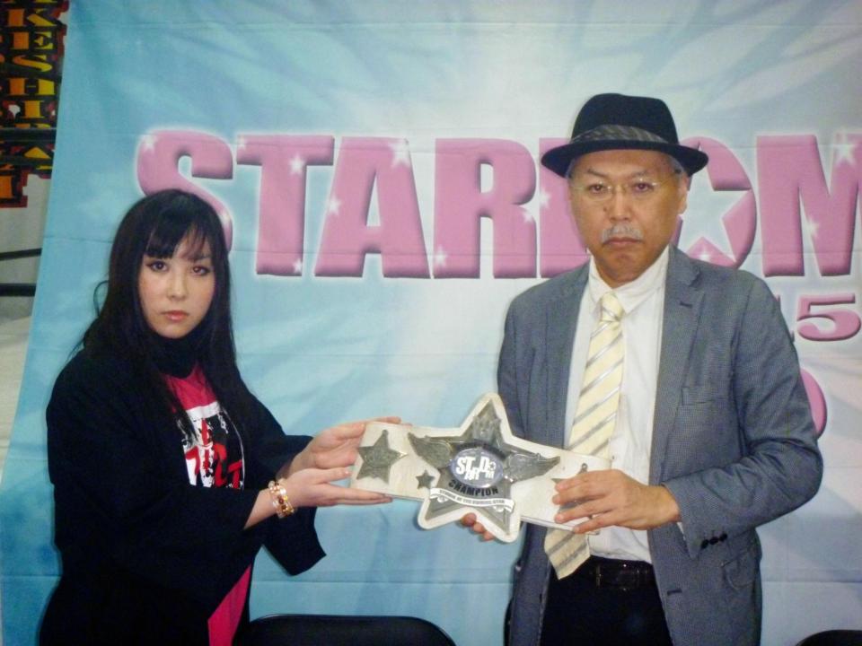 ワンダー・オブ・スターダム王座をスターダムのロッシ-小川代表（右）に返上した安川悪斗