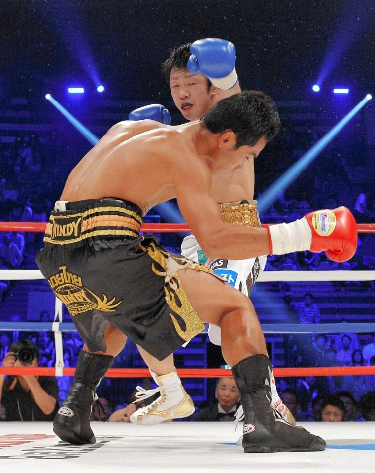 　２回、ソンセンレック・ポースワンジム（手前）をマットに沈める八重樫東（撮影・堀内翔）