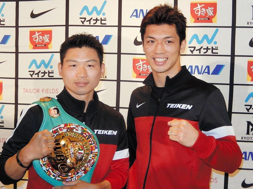 　一夜明け会見に臨む三浦（左）と村田