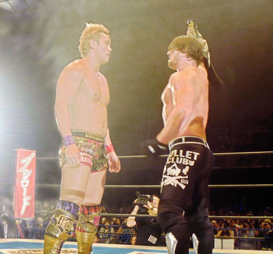 　ＩＷＧＰ王者・ＡＪスタイルズ（右）とにらみ合うオカダ・カズチカ