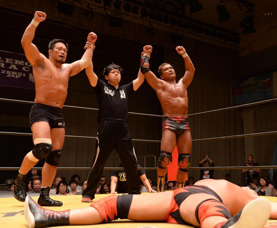 大谷（下）に勝利しベルトを防衛したた杉浦（左）と田中将斗