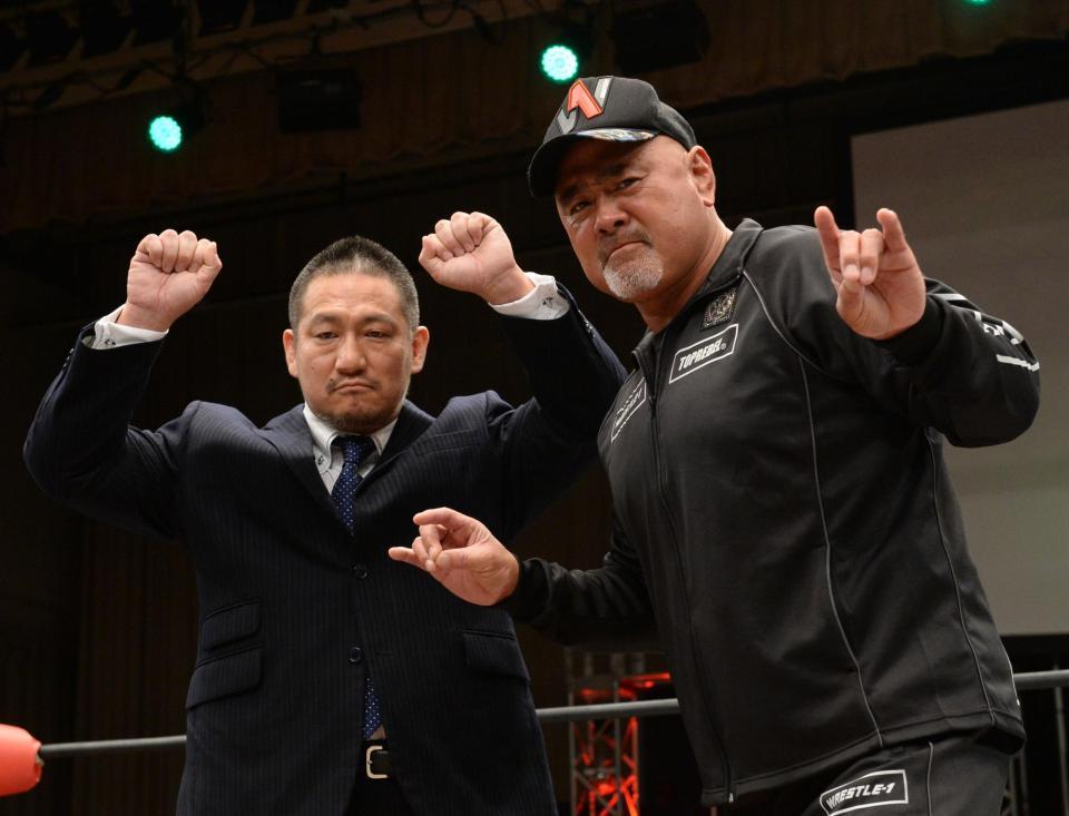ＷＲＥＳＴＬＥ-１のＣＥＯに就任した高木三四郎（左）と武藤＝後楽園ホール