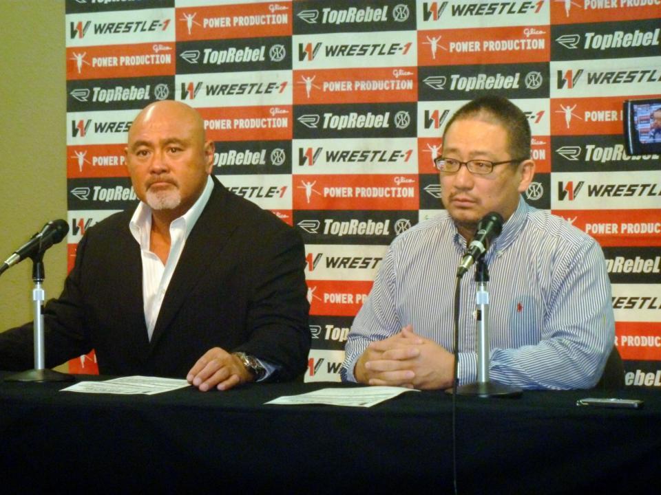 会見したＷＲＥＳＴＬＥ-１の武藤敬司社長（左）と高木三四郎ＣＥＯ