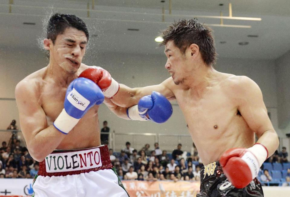 　４回、オラシオ・ガルシア（左）に長谷川穂積の右がヒット＝神戸市立中央体育館