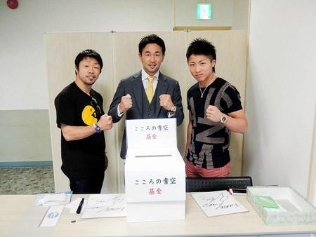 サイン会に出席した八重樫東、山中慎介、井上尚弥（左から）