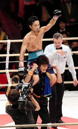 　ＫＯ勝ちで８度目の防衛に成功した山中慎介