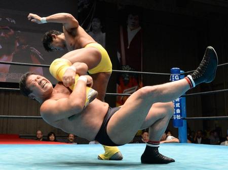 　船木（奥）にドラゴンスクリューを見舞う藤波