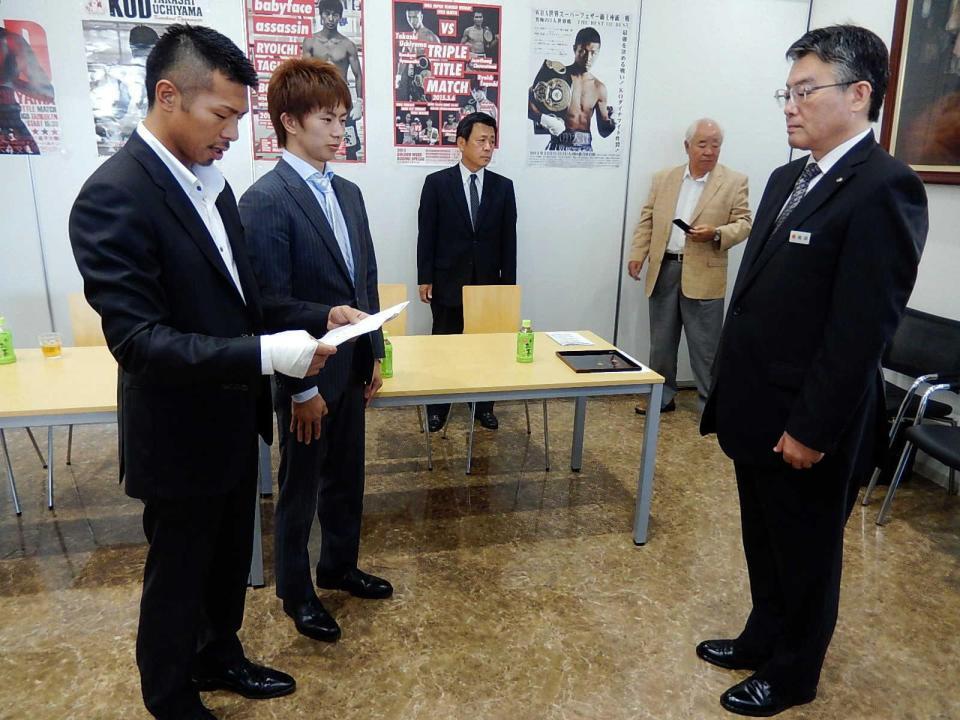 　日本赤十字に寄付金を贈る（左から）内山高志と田口良一