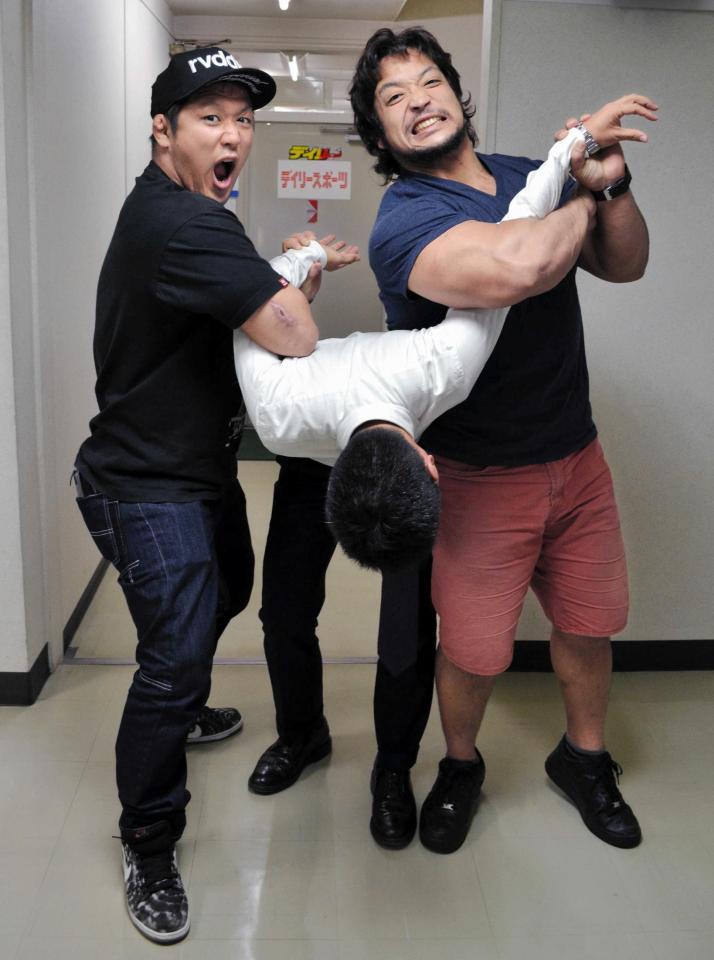 　デイリースポーツ中国本部を急襲した竹田誠志（左）と関本大介