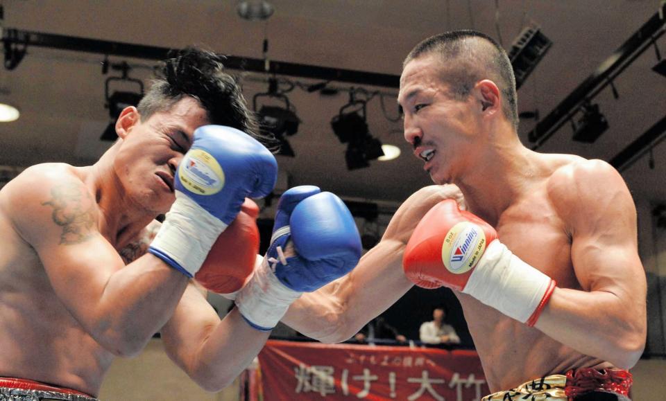 　２回、ピサヌテープ・ギャットチャイヨン（左）に右を打ち込む大竹秀典