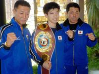 一夜明け会見した（左から）畑中会長、王者・田中、父・斉トレーナー