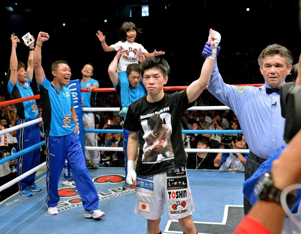 　イエドラスに判定勝ちした田中恒成（中央）と大喜びする田中陣営