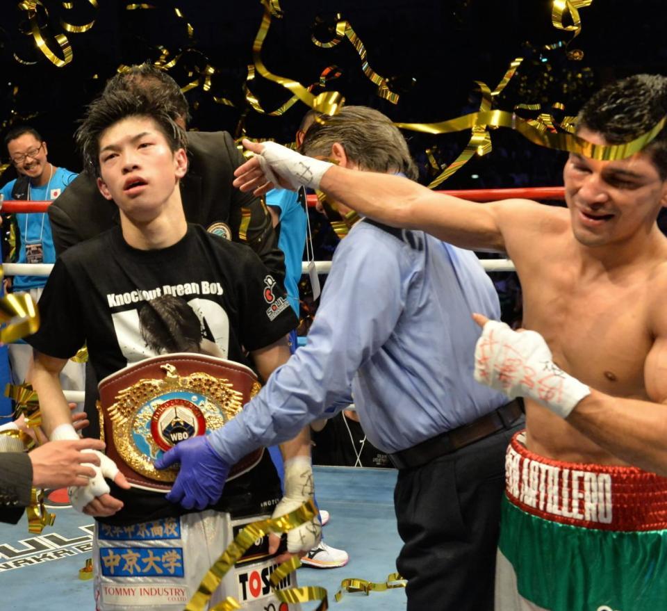 　判定負けしたイエドラス（右）