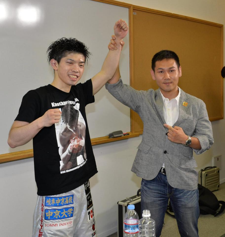 ＩＢＦ世界ミニマム級王者の高山勝成（右）に祝福される田中恒成