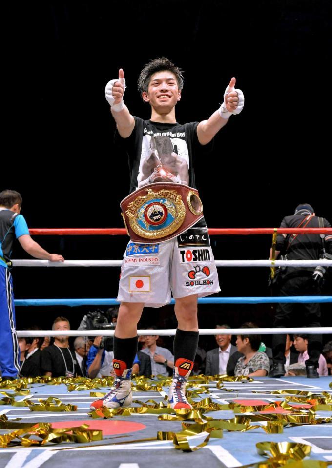 　判定勝ちし、リングで笑顔を見せる田中恒成