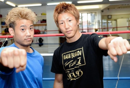 それぞれの対戦相手が決まり、気勢を上げる中澤奨（右）と辰吉寿以輝＝大阪市の大阪帝拳ジム（撮影・佐藤厚）
