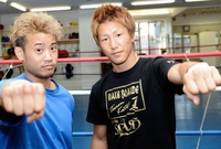 それぞれの対戦相手が決まり、気勢を上げる中澤奨（右）と辰吉寿以輝＝大阪市の大阪帝拳ジム（撮影・佐藤厚）
