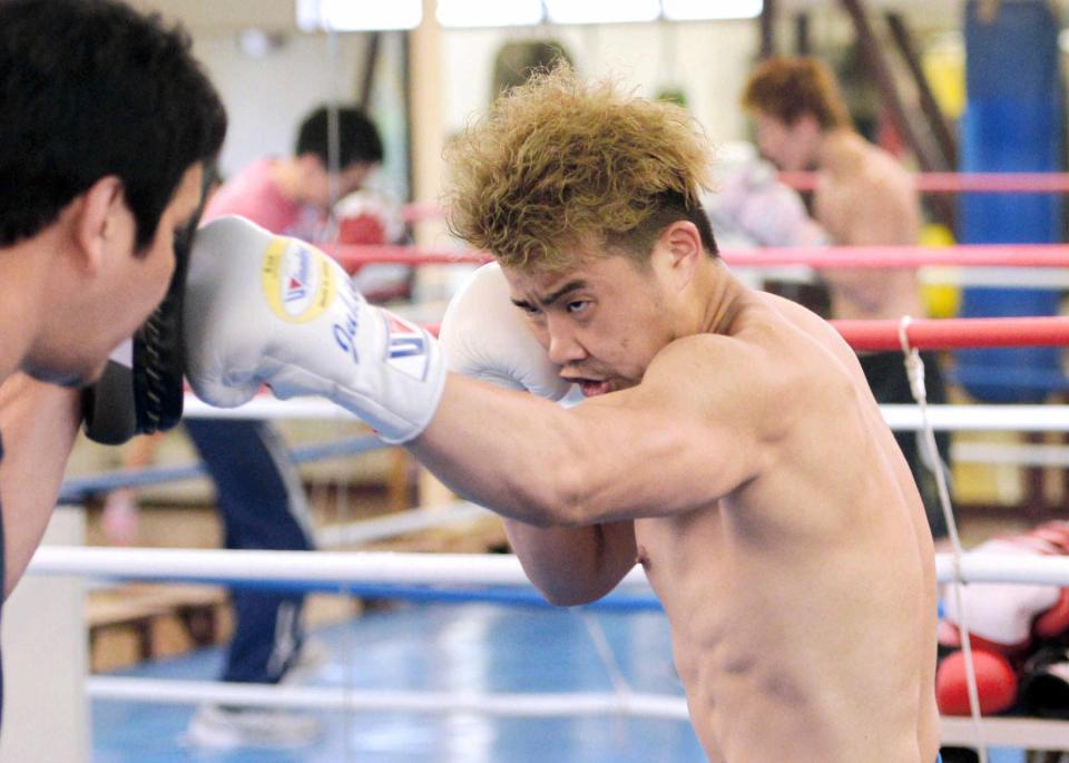 　一心不乱にパンチを打ち込む辰吉寿以輝（撮影・佐藤厚）