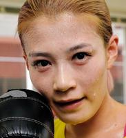 練習後、大粒の汗を流す高野人母美＝東京・新宿の協栄ボクシングジム（撮影・佐々木彰尚）