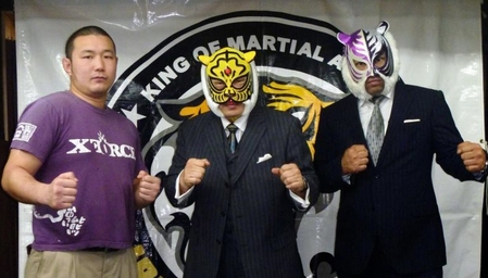 会見して病状を説明した初代タイガーマスク（中央。左は長谷川秀彦、右はスーパー・タイガー）