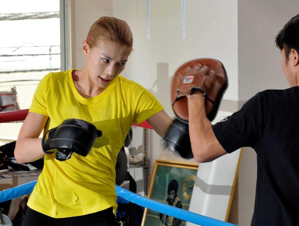 　ミット打ちをする高野人母美