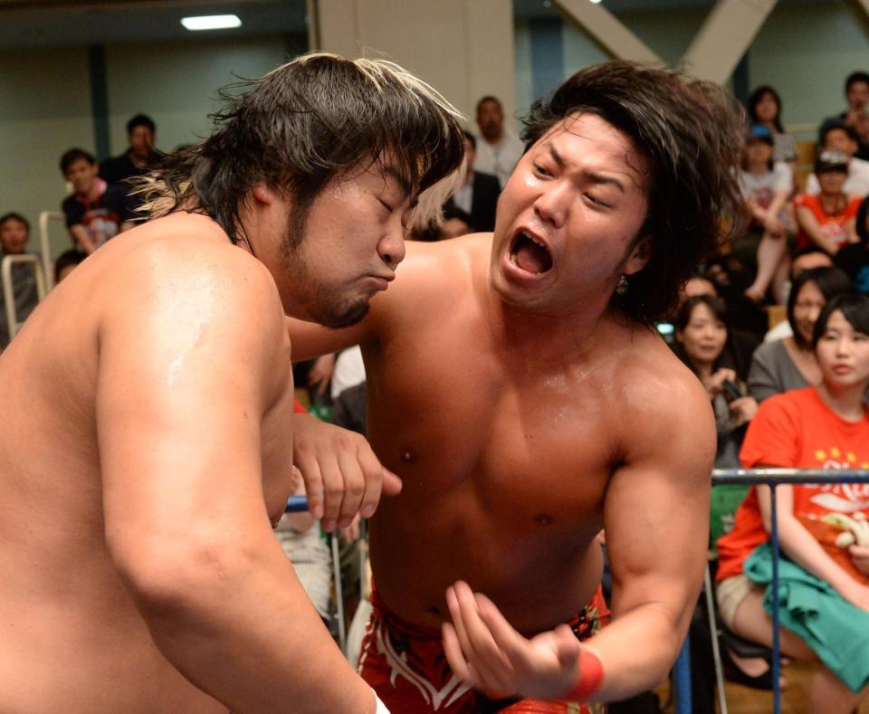　諏訪魔（左）にエルボーを見舞う宮原