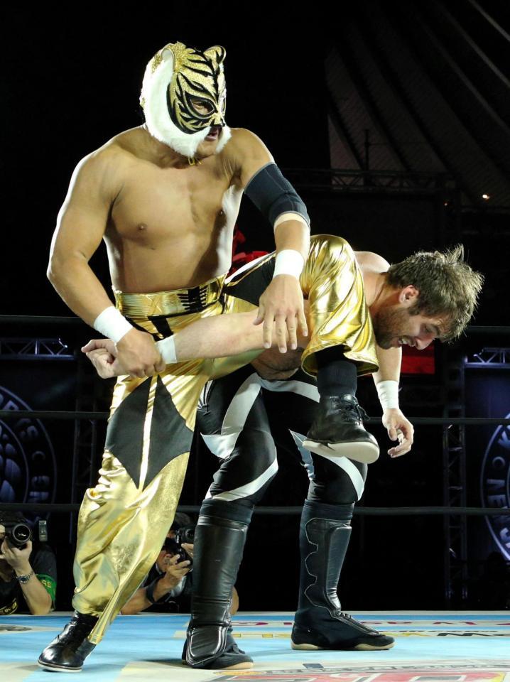 オーエンス（右）の腕を攻めるタイガーマスク＝代々木第二体育館