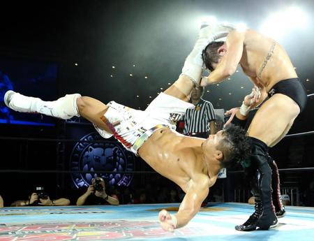 　オライリー（右）にオーバーヘッドキックを見舞うＫＵＳＨＩＤＡ