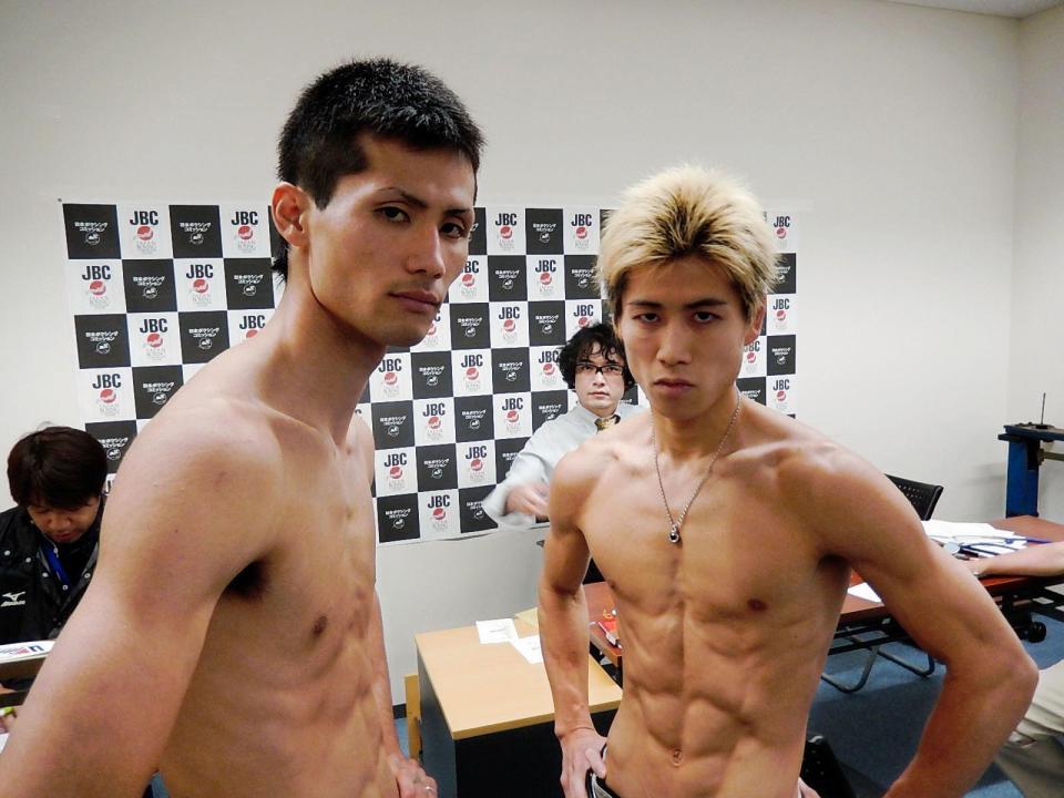 　計量を終え臨戦態勢の王者・江藤光（左）と挑戦者・福本