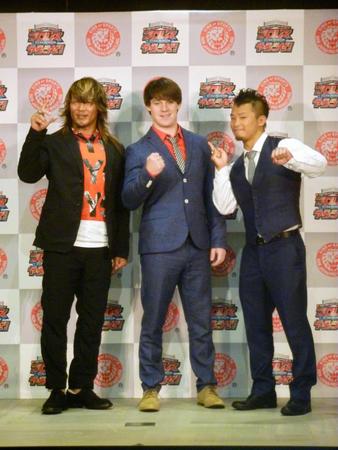 　新日本に入団したデビッド・フィンレー（中央）を迎えた棚橋弘至（左）とＫＵＳＨＩＤＡ