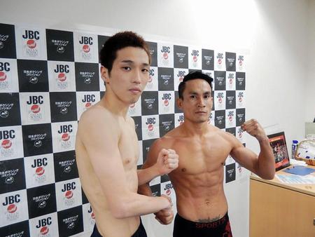 　計量を終えた天笠尚（左）とパトムシト