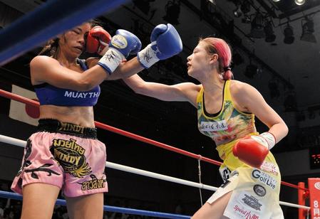 　女子東洋太平洋スーパーバンタム級王座決定戦に判定勝ちした高野人母美（右）