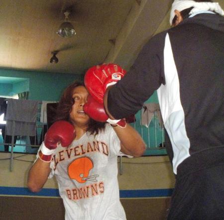 　コーチの船木誠勝（右）を相手にミット打ちを行う黒潮“イケメン”二郎