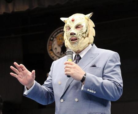 多発する振り込め詐欺撲滅のため、うそ電話詐欺撲滅を宣言した初代タイガーマスク